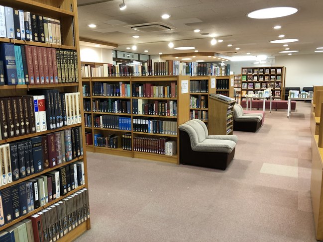 図書館　本棚とソファ.jpg