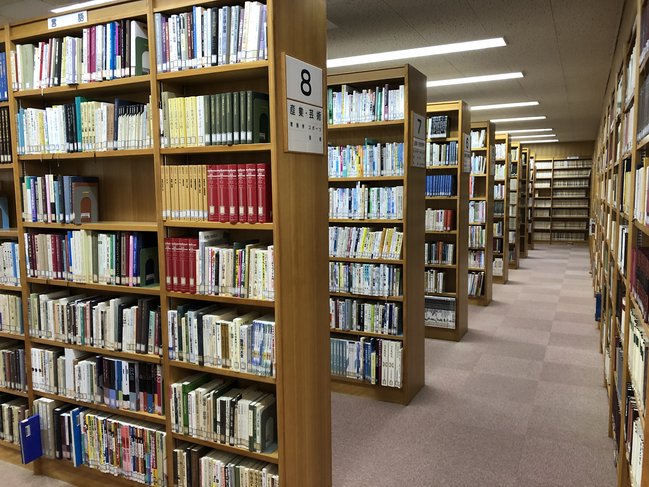 図書館　本棚.jpg