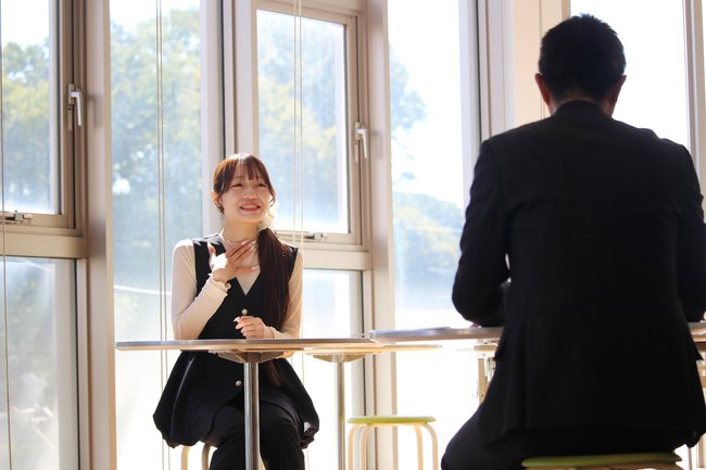 マイナビの取材を受けるＮさん｜東京立正短期大学20261001.JPG