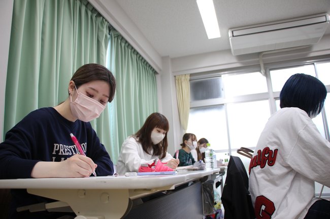 東京立正短期大学「ビジネスマナー概論」で　名刺交換体験 (9).JPG