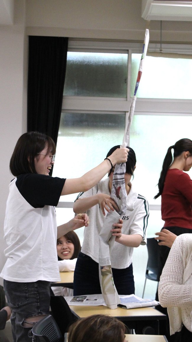 東京立正短期大学｜新聞紙タワーに挑戦！ (5).JPG